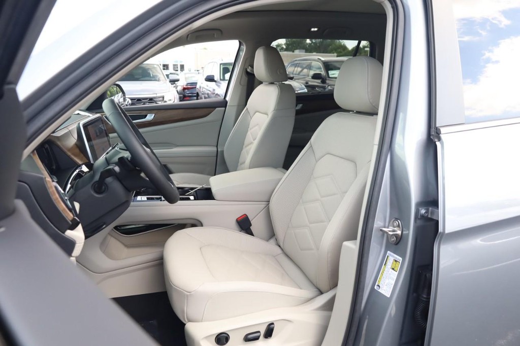 Volkswagen Atlas Vehicle Full-screen Gallery Image 10