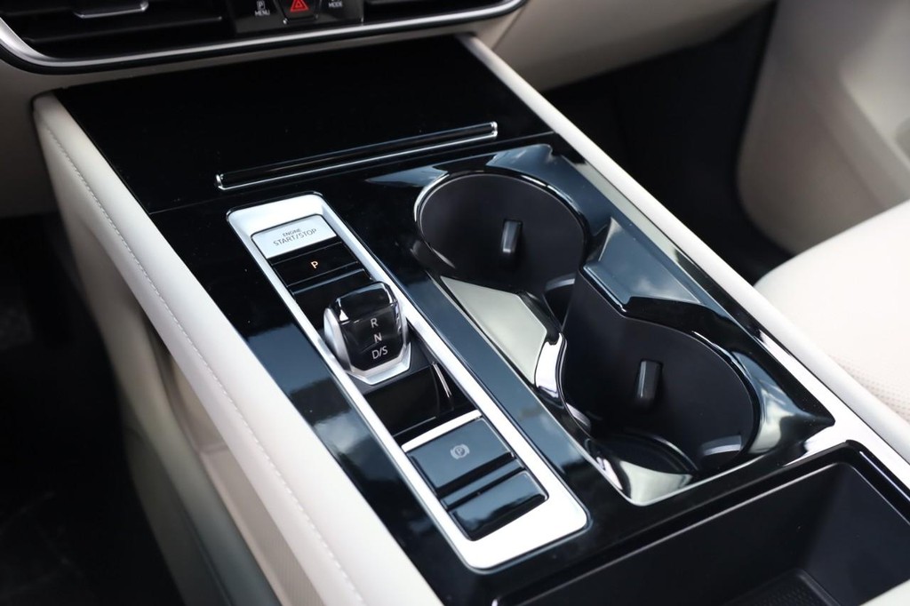 Volkswagen Atlas Vehicle Full-screen Gallery Image 17