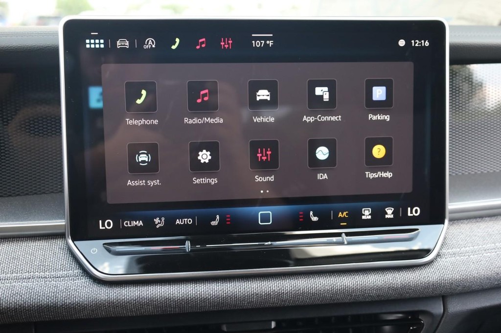 Volkswagen Tiguan Vehicle Full-screen Gallery Image 11