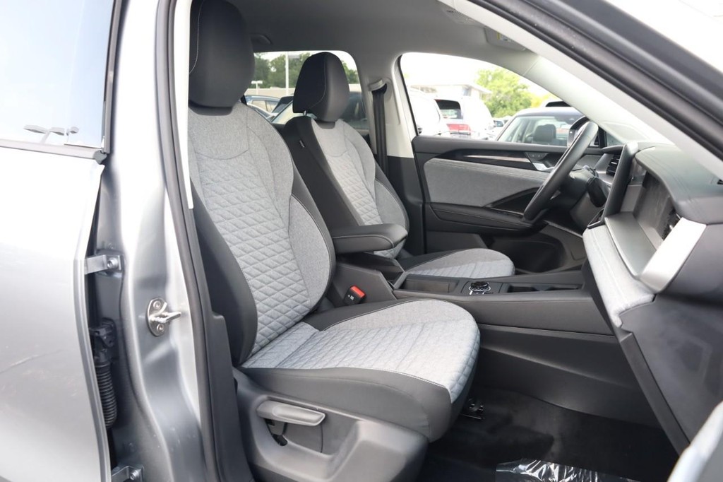 Volkswagen Tiguan Vehicle Full-screen Gallery Image 18