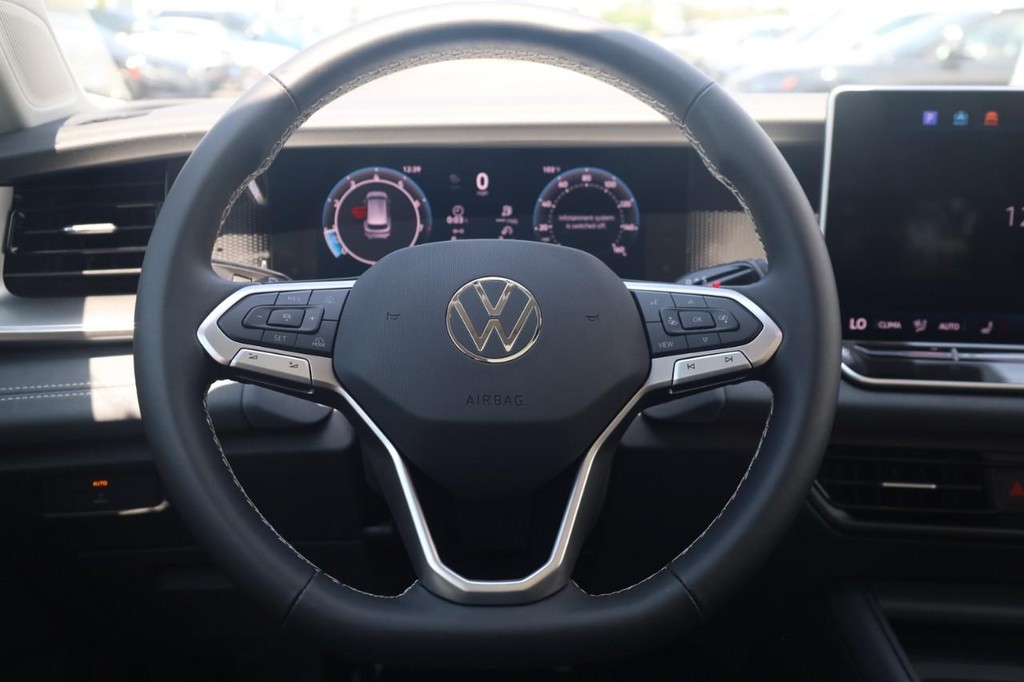 Volkswagen Tiguan Vehicle Full-screen Gallery Image 8