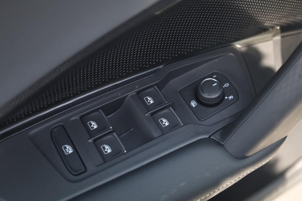 Volkswagen Tiguan Vehicle Full-screen Gallery Image 11