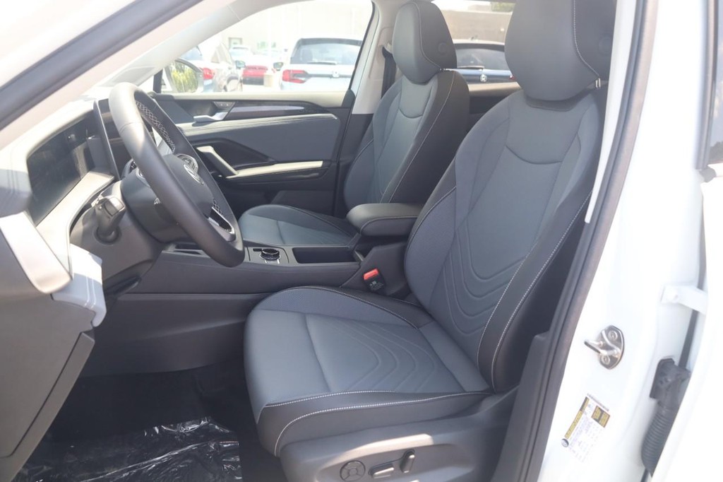 Volkswagen Tiguan Vehicle Full-screen Gallery Image 18