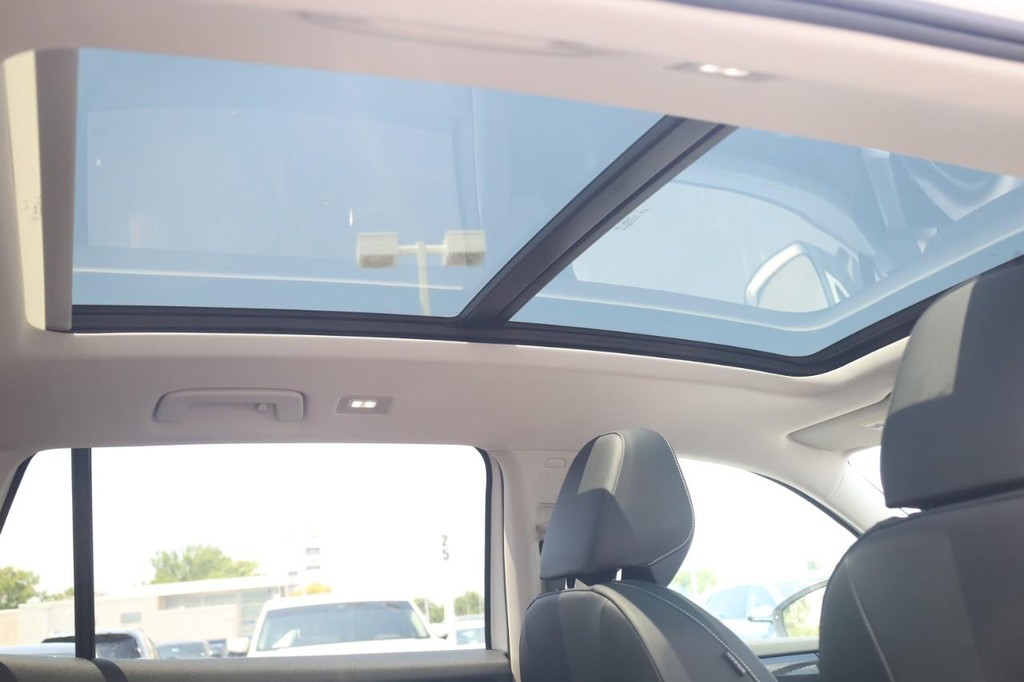 Volkswagen Tiguan Vehicle Full-screen Gallery Image 21
