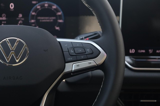 Volkswagen Tiguan Vehicle Image 09