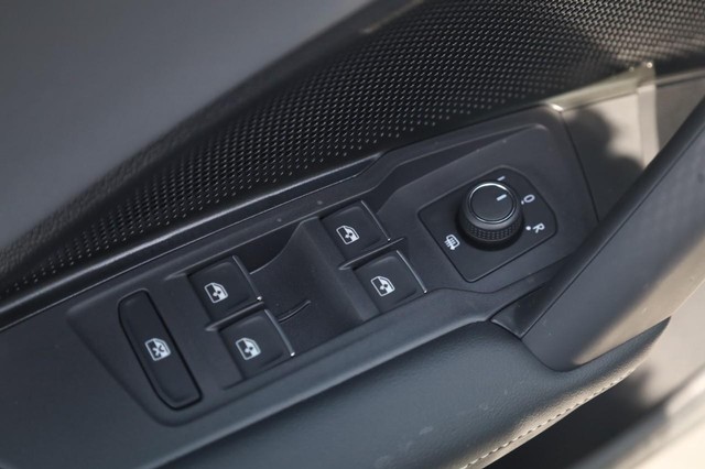 Volkswagen Tiguan Vehicle Image 11