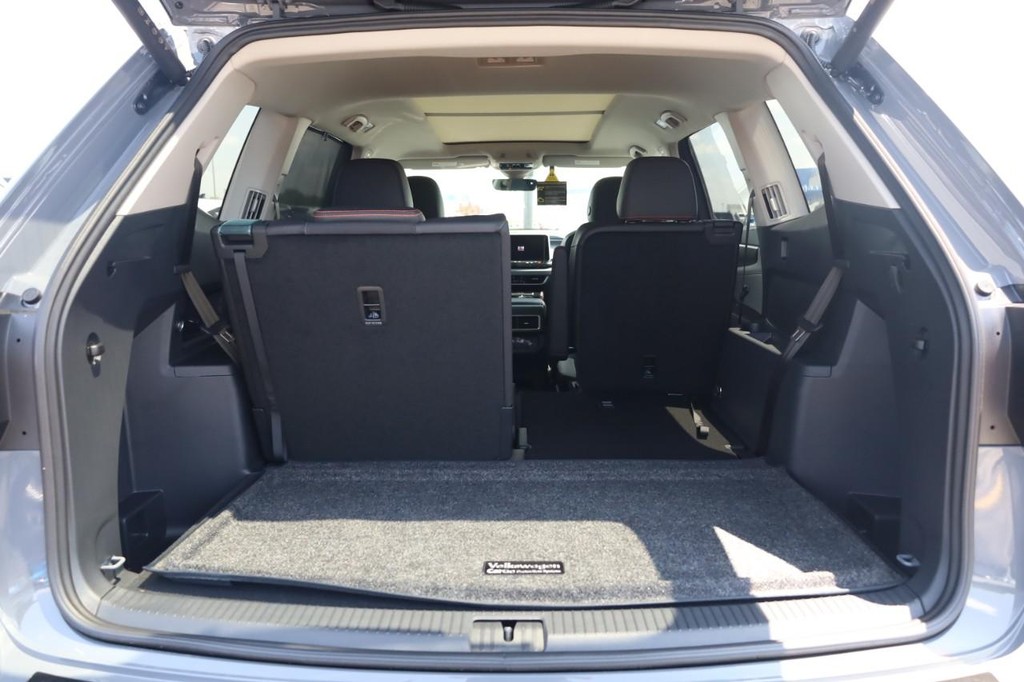 Volkswagen Atlas Vehicle Full-screen Gallery Image 8