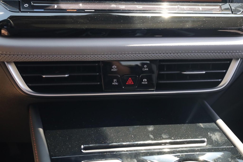 Volkswagen Atlas Vehicle Full-screen Gallery Image 14