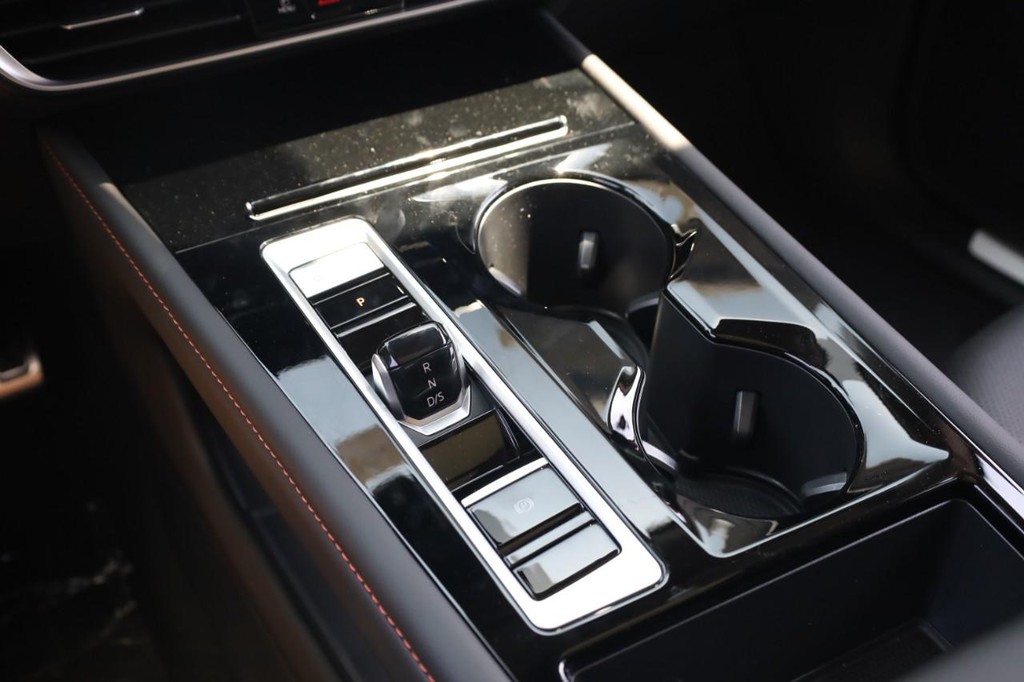 Volkswagen Atlas Vehicle Full-screen Gallery Image 16