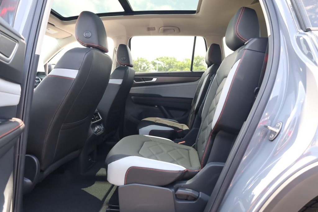 Volkswagen Atlas Vehicle Full-screen Gallery Image 19