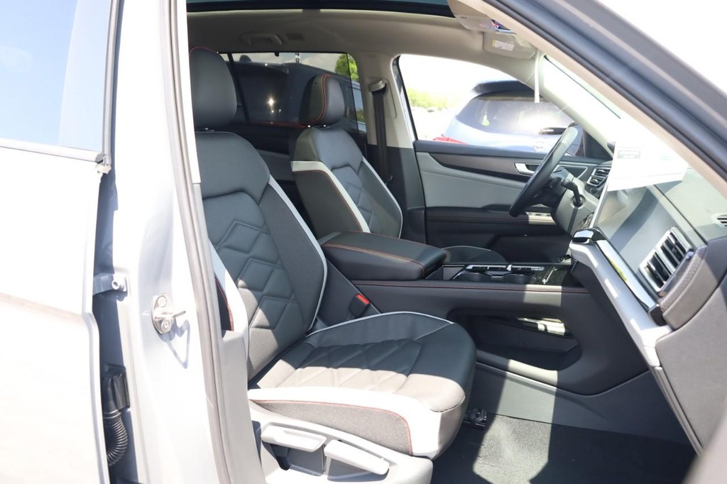 Volkswagen Atlas Vehicle Full-screen Gallery Image 24
