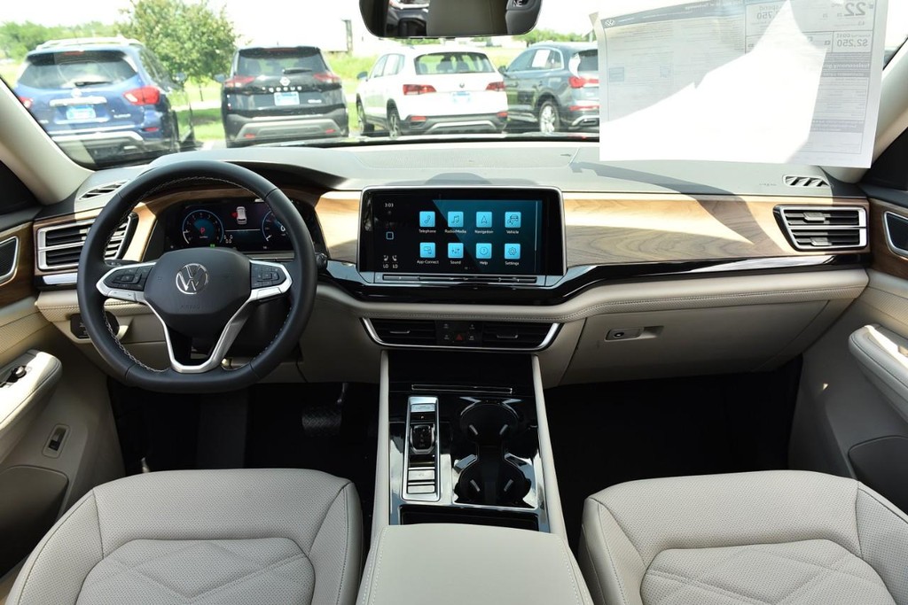 Volkswagen Atlas Vehicle Full-screen Gallery Image 7