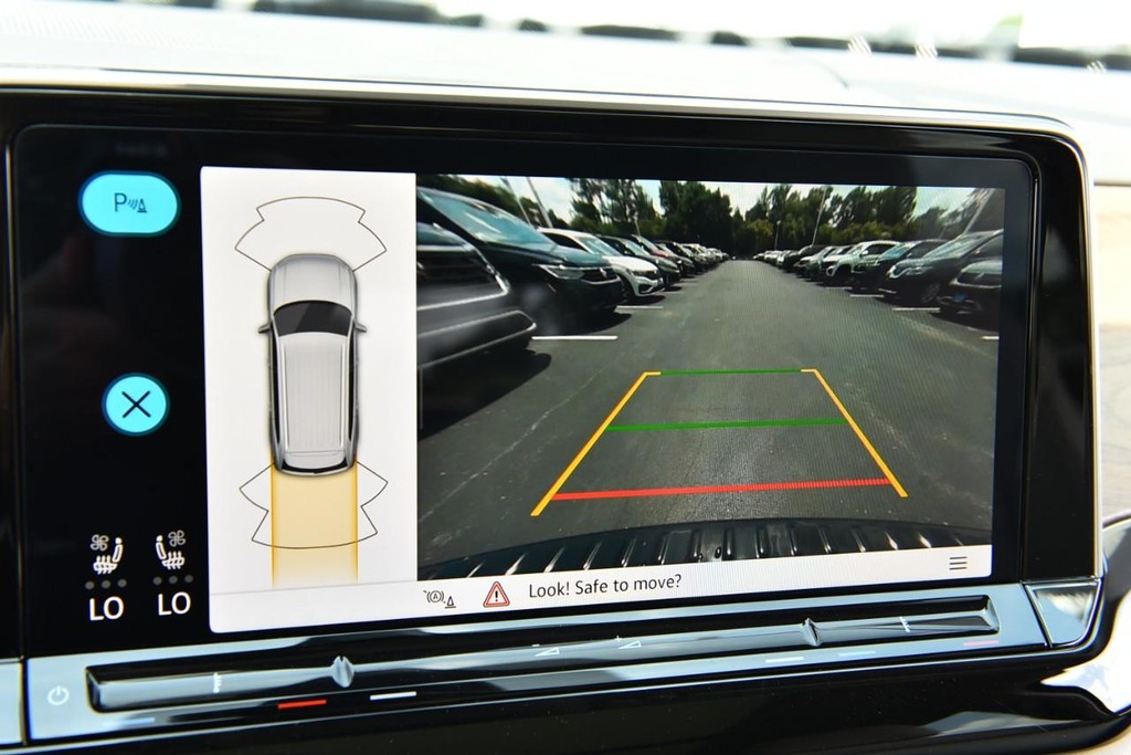 Volkswagen Atlas Vehicle Full-screen Gallery Image 13