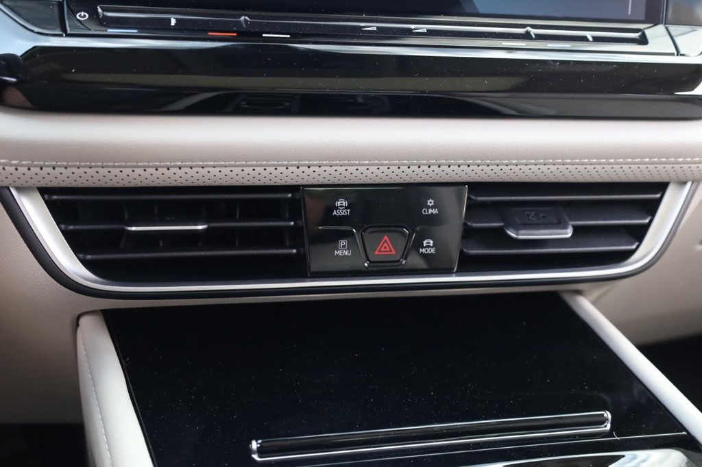 Volkswagen Atlas Vehicle Full-screen Gallery Image 15
