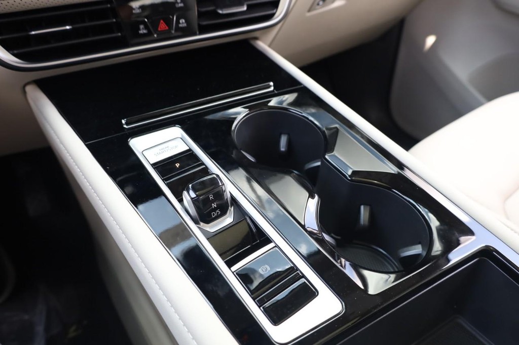 Volkswagen Atlas Vehicle Full-screen Gallery Image 17