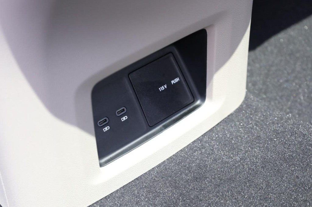 Volkswagen Atlas Vehicle Full-screen Gallery Image 25