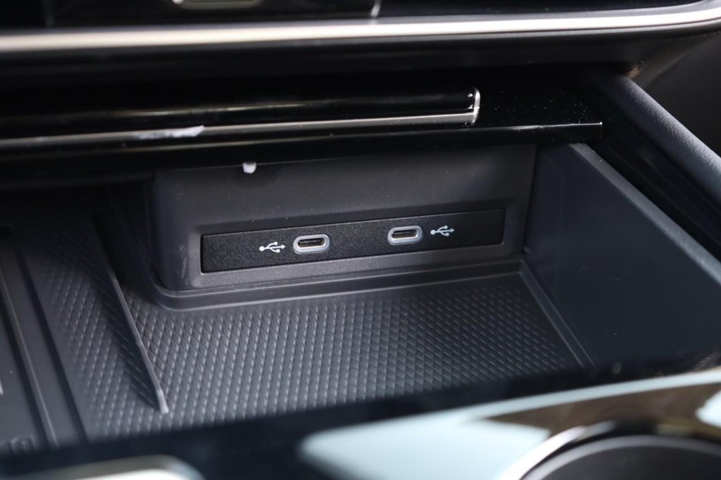 Volkswagen Atlas Vehicle Full-screen Gallery Image 16
