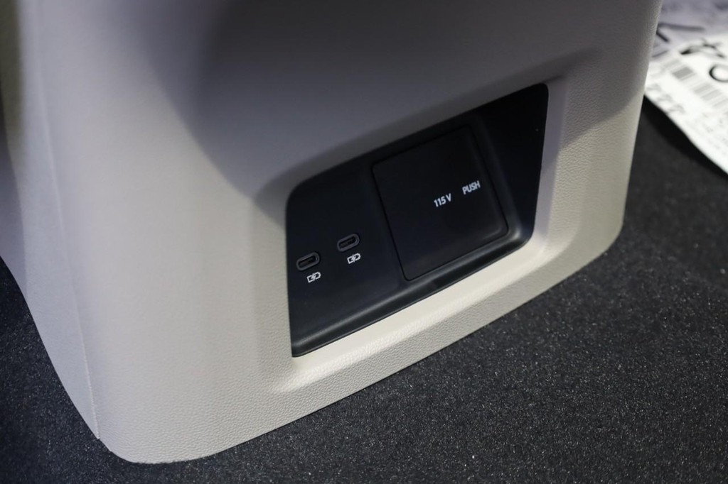 Volkswagen Atlas Vehicle Full-screen Gallery Image 25