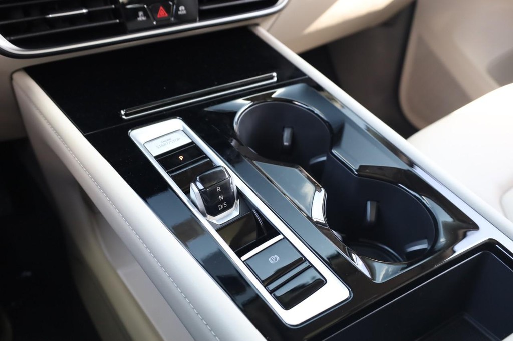 Volkswagen Atlas Vehicle Full-screen Gallery Image 16