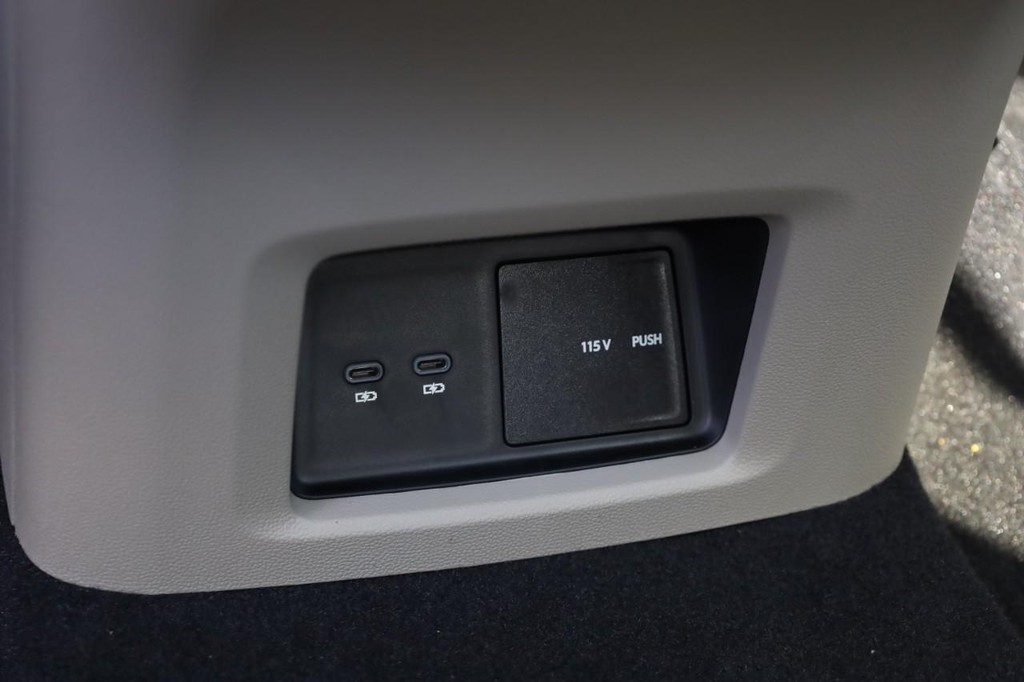 Volkswagen Atlas Vehicle Full-screen Gallery Image 24