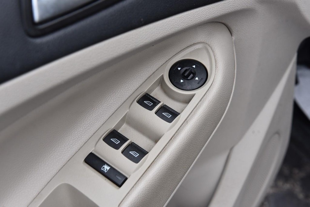 Ford Escape Vehicle Full-screen Gallery Image 08