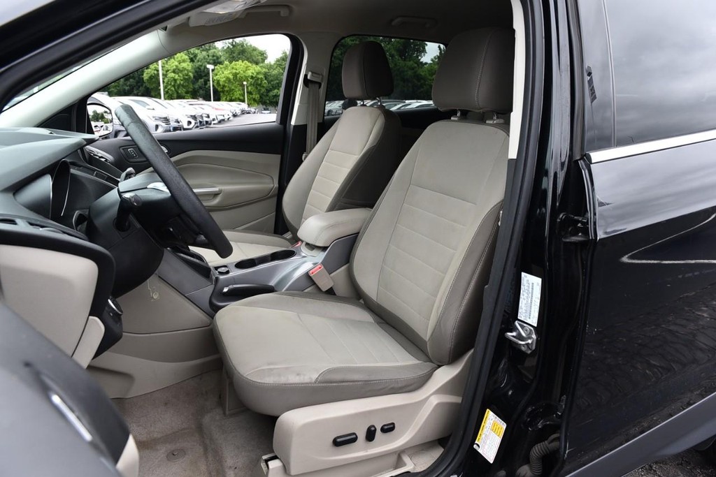 Ford Escape Vehicle Full-screen Gallery Image 16