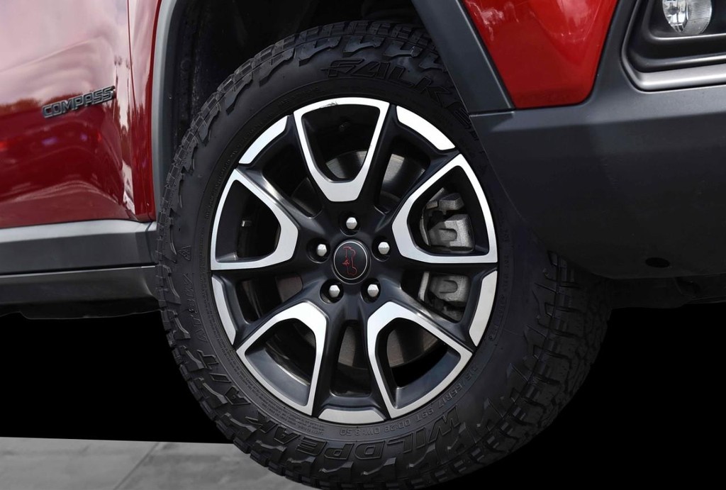 Jeep Compass Vehicle Full-screen Gallery Image 3