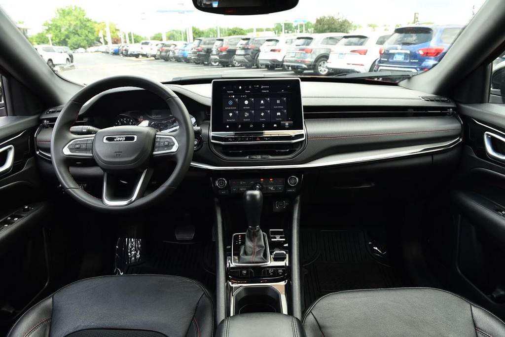 Jeep Compass Vehicle Full-screen Gallery Image 7