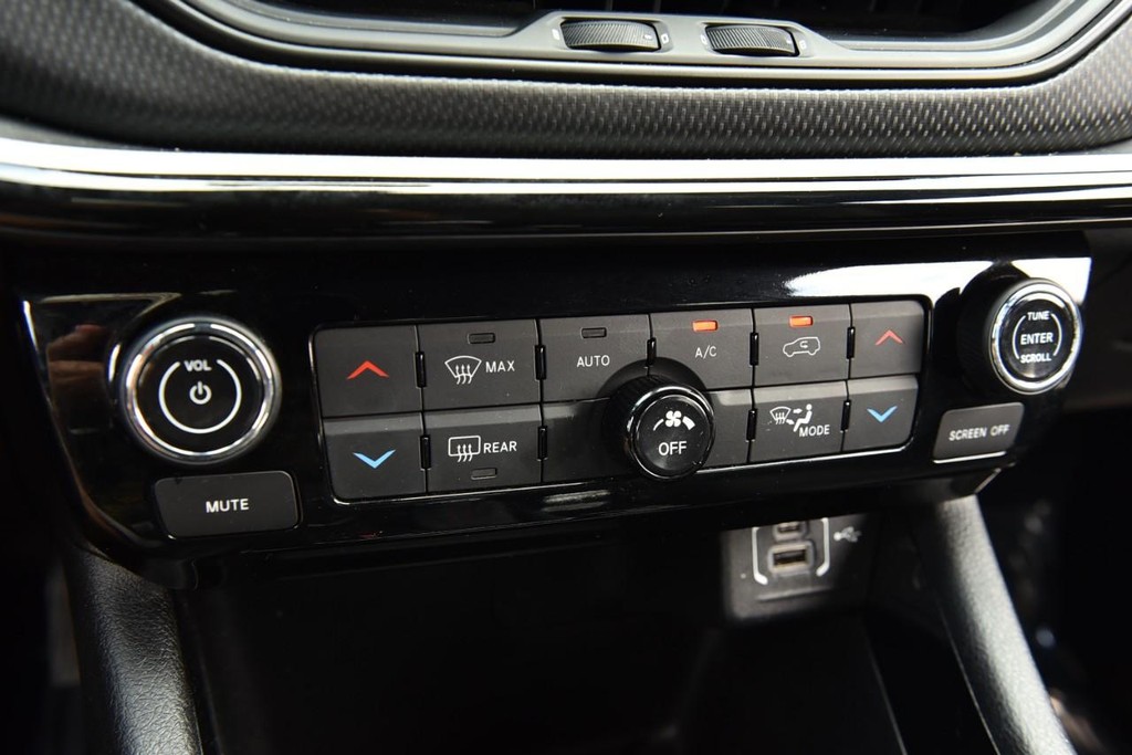 Jeep Compass Vehicle Full-screen Gallery Image 15