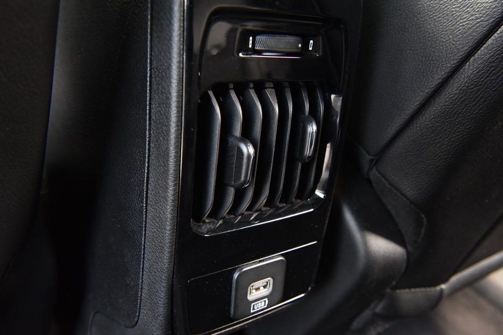 Jeep Compass Vehicle Full-screen Gallery Image 23