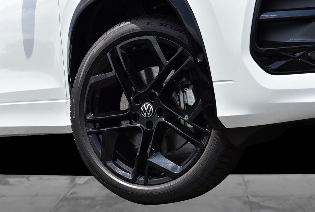 Volkswagen Tiguan Vehicle Full-screen Gallery Image 3