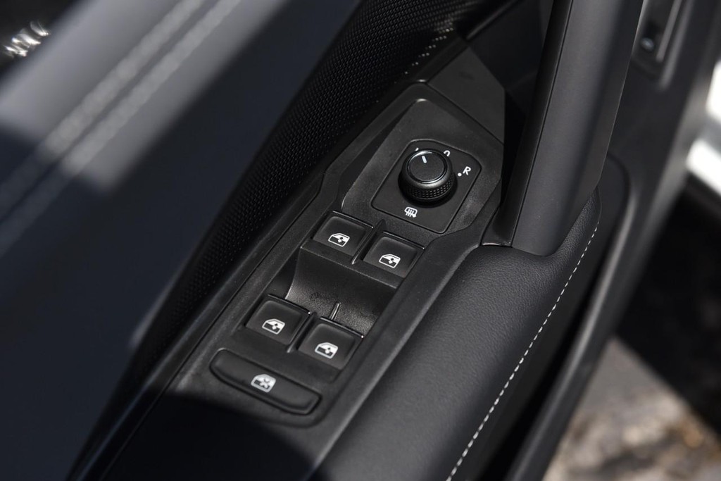 Volkswagen Tiguan Vehicle Full-screen Gallery Image 8