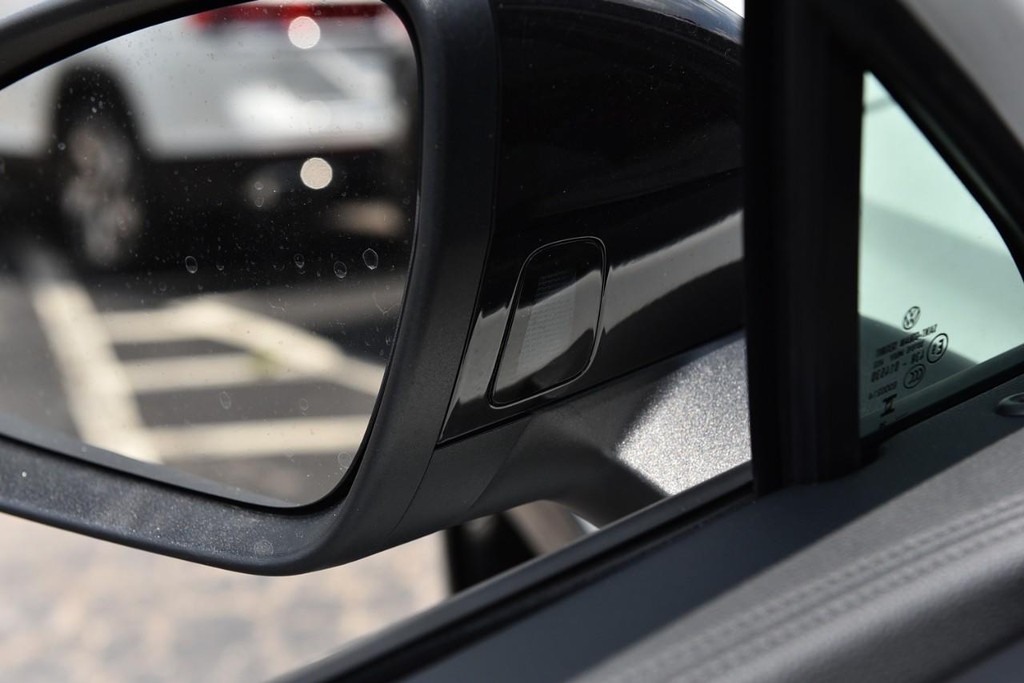 Volkswagen Tiguan Vehicle Full-screen Gallery Image 10