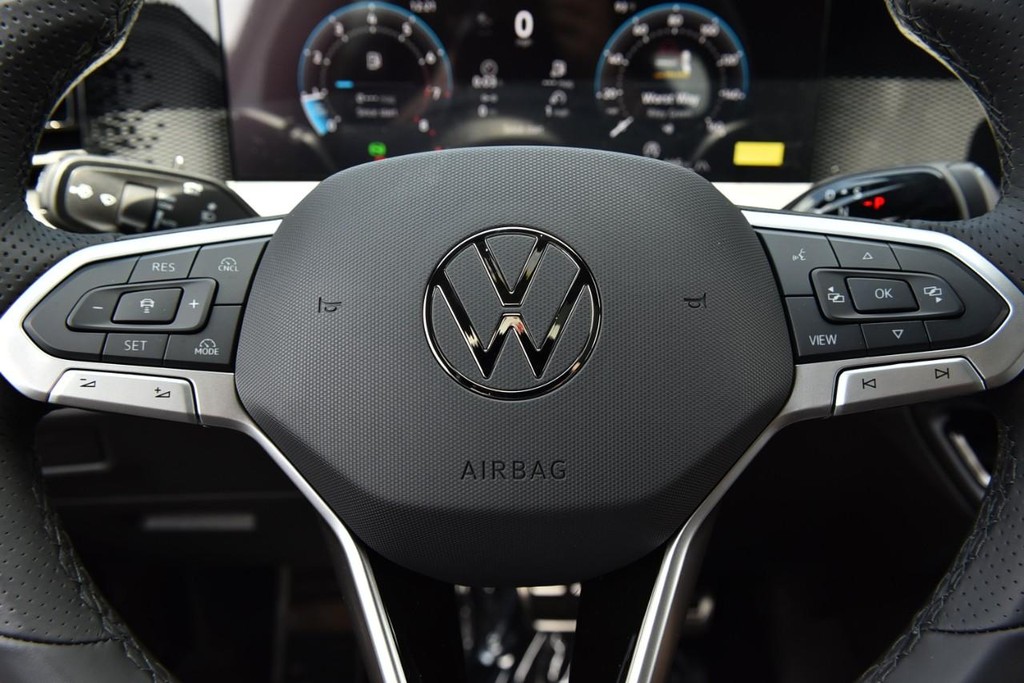 Volkswagen Tiguan Vehicle Full-screen Gallery Image 18