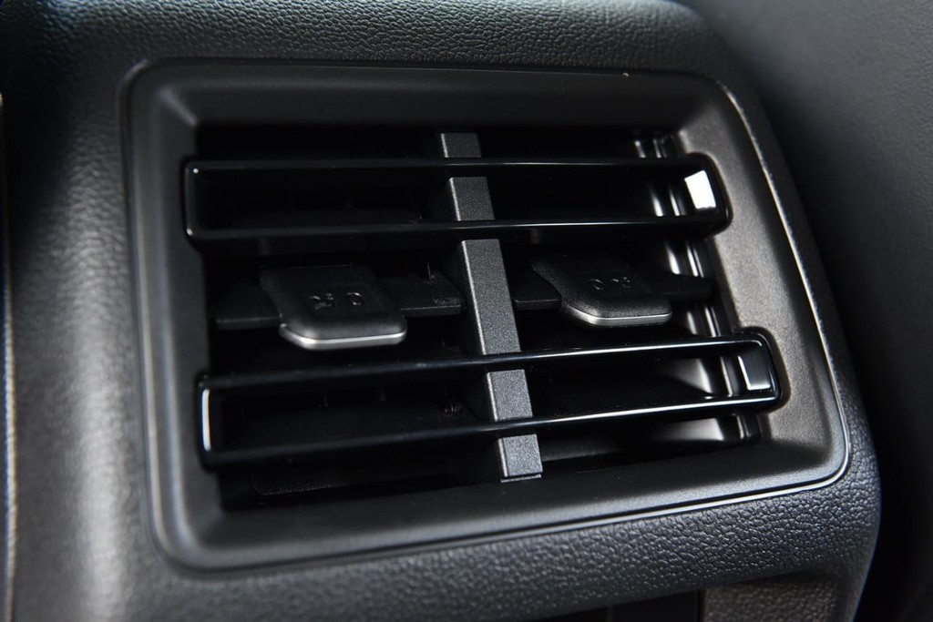 Volkswagen Tiguan Vehicle Full-screen Gallery Image 23