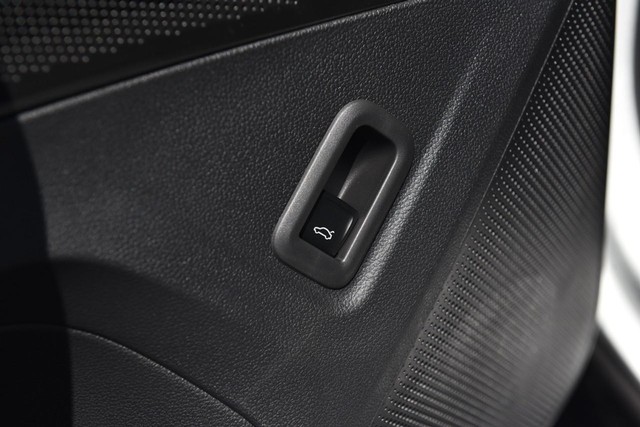 Volkswagen Tiguan Vehicle Image 09