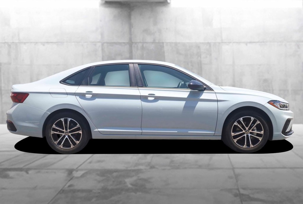 Volkswagen Jetta Vehicle Full-screen Gallery Image 5