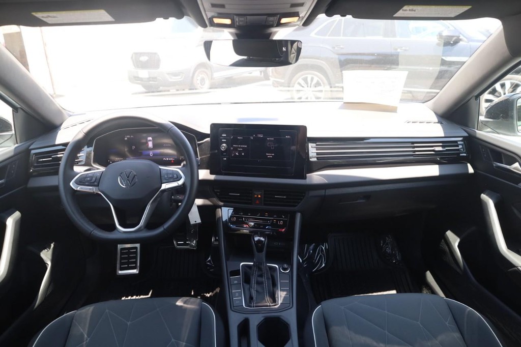 Volkswagen Jetta Vehicle Full-screen Gallery Image 7