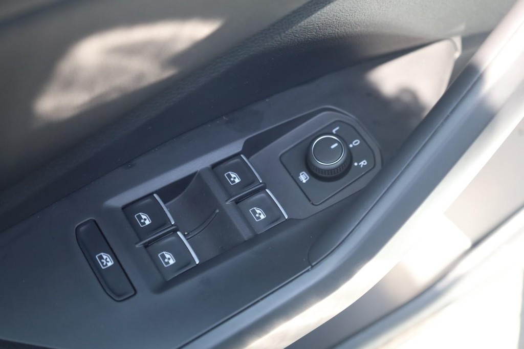 Volkswagen Jetta Vehicle Full-screen Gallery Image 8