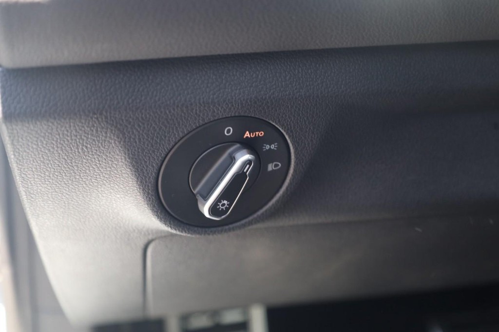 Volkswagen Jetta Vehicle Full-screen Gallery Image 9