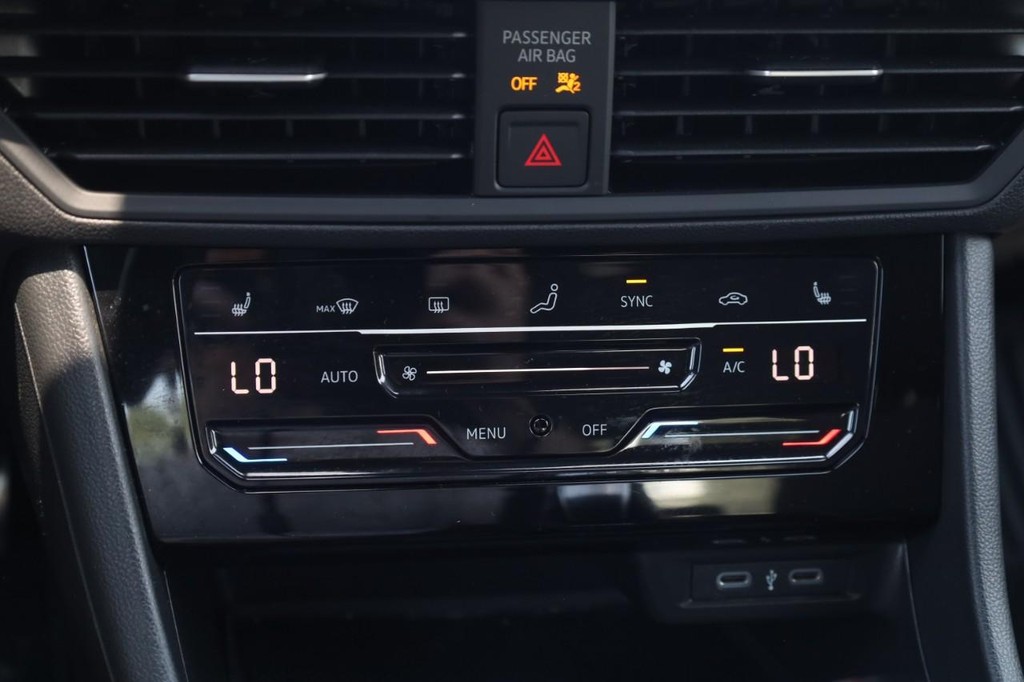 Volkswagen Jetta Vehicle Full-screen Gallery Image 13