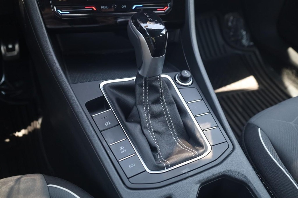 Volkswagen Jetta Vehicle Full-screen Gallery Image 15