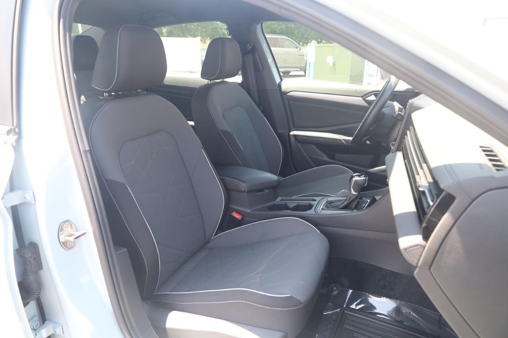 Volkswagen Jetta Vehicle Full-screen Gallery Image 17
