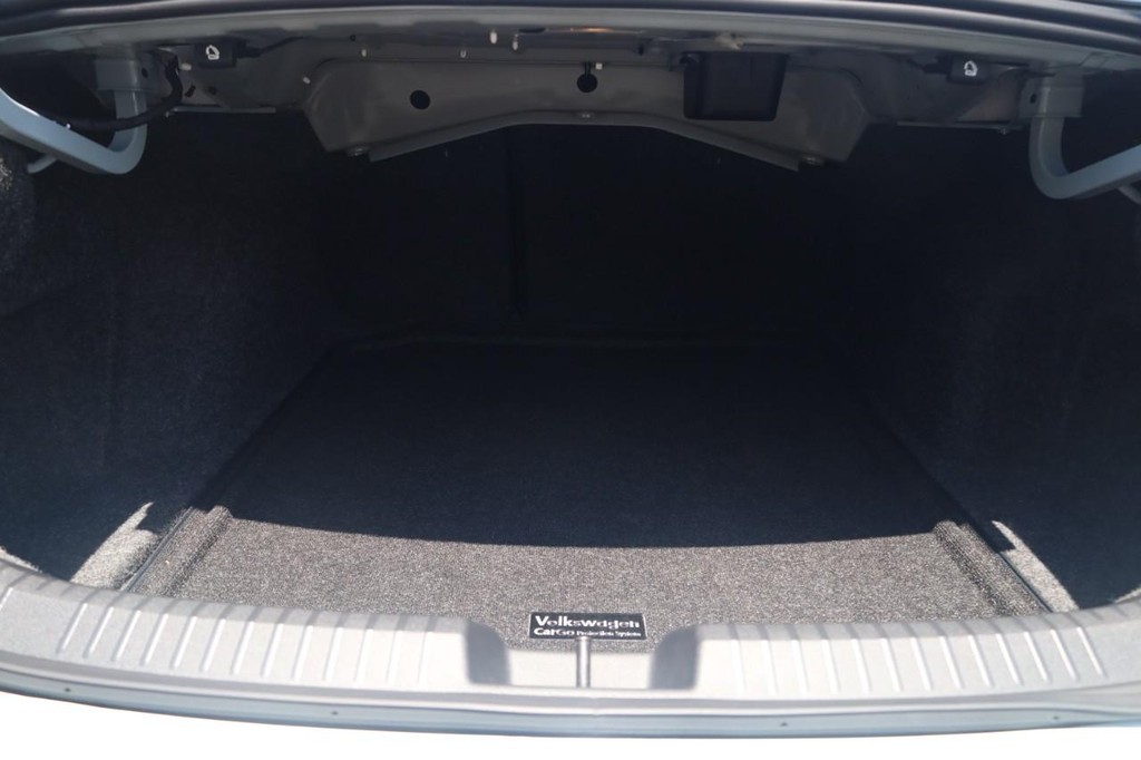 Volkswagen Jetta Vehicle Full-screen Gallery Image 19