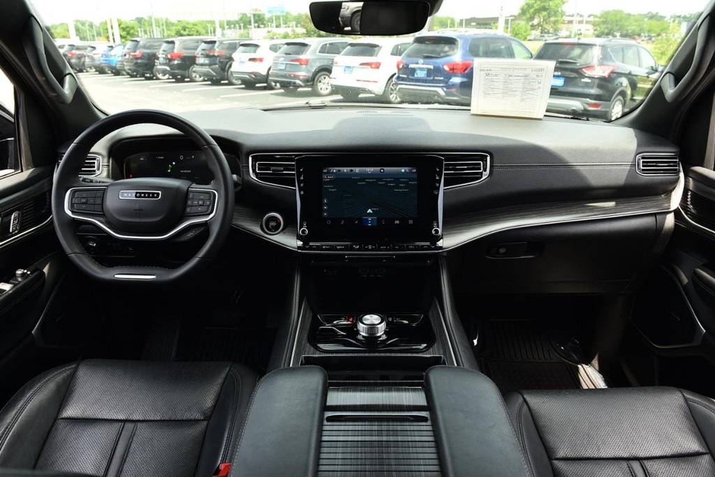Jeep Wagoneer L Vehicle Full-screen Gallery Image 7