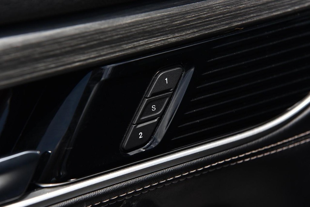 Jeep Wagoneer L Vehicle Full-screen Gallery Image 10