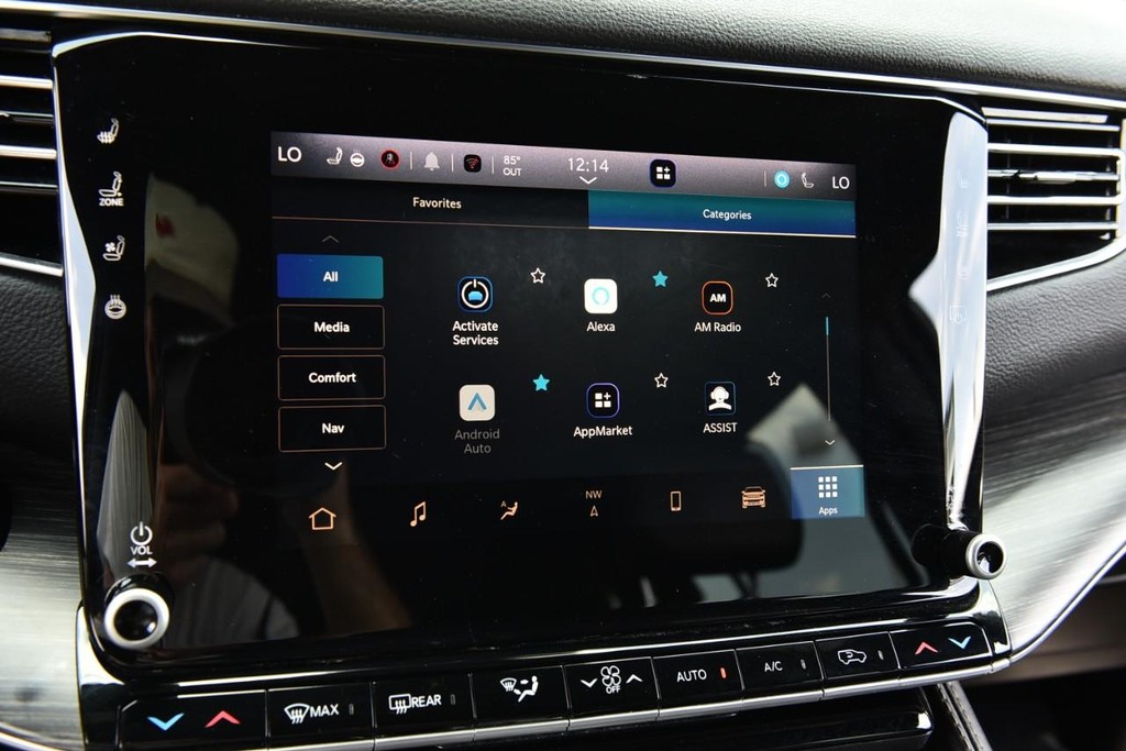 Jeep Wagoneer L Vehicle Full-screen Gallery Image 16