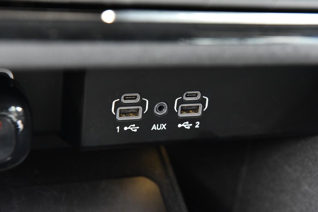 Jeep Wagoneer L Vehicle Full-screen Gallery Image 18