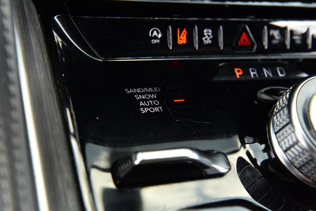 Jeep Wagoneer L Vehicle Full-screen Gallery Image 20
