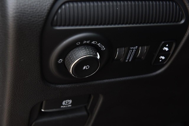 Jeep Wagoneer L Vehicle Image 12